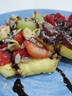 Una foto de Tortitas de piña, con frutas 🍓🍎🍍y sirope de chocolate