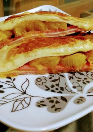 Una foto de Sándwich piña asada, mortadela y queso