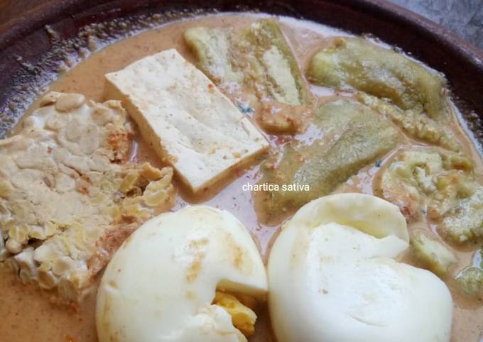 Bagaimana Menyiapkan Penyet telur santan, Enak Banget