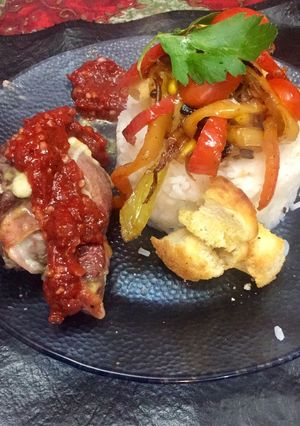 Una foto de Rollito de carne relleno, verduras salteadas con arroz y crutones