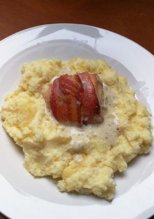 Baconbe tekert, zöldfűszeres, sajtszószos csirkemell recept fotója