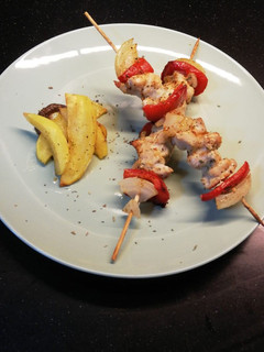 Una foto de Brochetas de pollo marinado y verduras mediterráneas