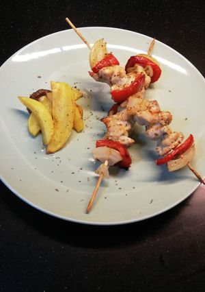 Una foto de Brochetas de pollo marinado y verduras mediterráneas