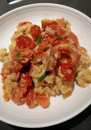 A picture of Scrambled Eggs w/ Tomato.