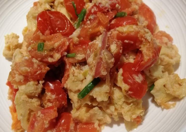 How to Prepare Homemade Scrambled Eggs w/ Tomato