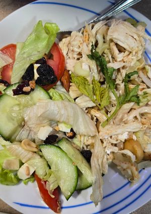 Una foto de Pechuga de pollo al horno y ensalada