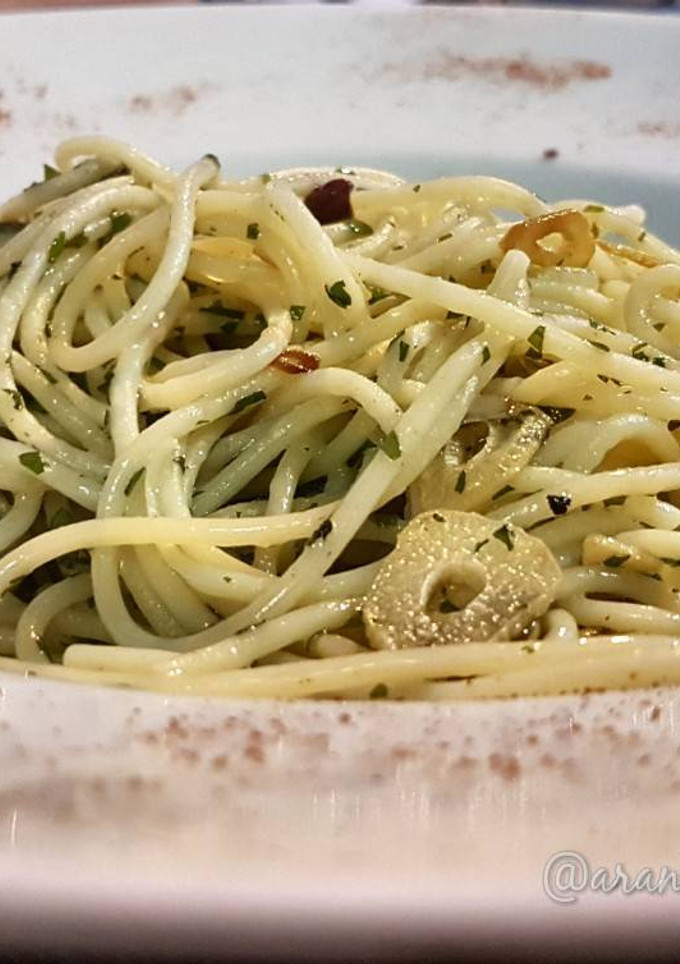 Una foto de Spaguetti con ajo, guindilla y pimentón dulce