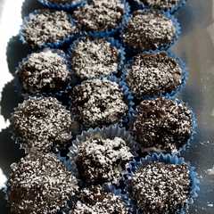 A picture of Dolcetti al cioccolato e biscotti 🍪🍫.