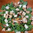 Ensalada de berros con queso Camembert y almendras caramelizadas