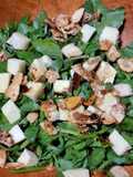 Ensalada de berros con queso Camembert y almendras caramelizadas