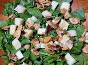 Una foto de ensalada de berros