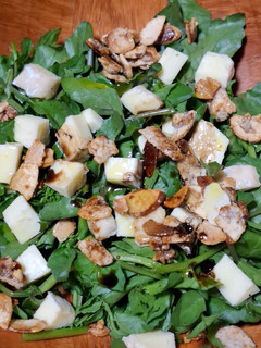 Una foto de Ensalada de berros con queso Camembert y almendras caramelizadas