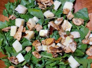 Una foto de Ensalada de berros con queso Camembert y almendras caramelizadas