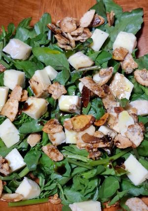 Una foto de Ensalada de berros con queso Camembert y almendras caramelizadas
