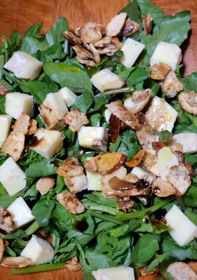 Una foto de Ensalada de berros con queso Camembert y almendras caramelizadas
