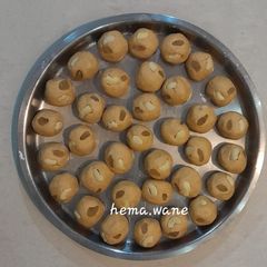A picture of Moong ladoo.