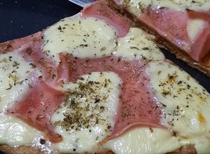 Una foto de Pizza con harina integral jamón cocido y queso