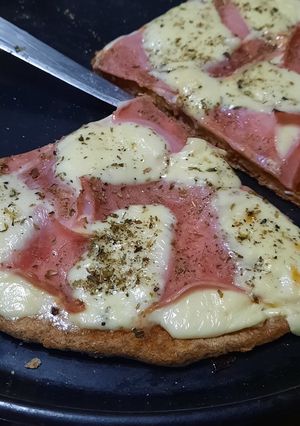 Una foto de Pizza con harina integral jamón cocido y queso