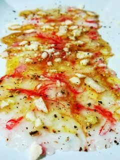 Una foto de Carpaccio de gamba roja con grana padano y salsa de soja