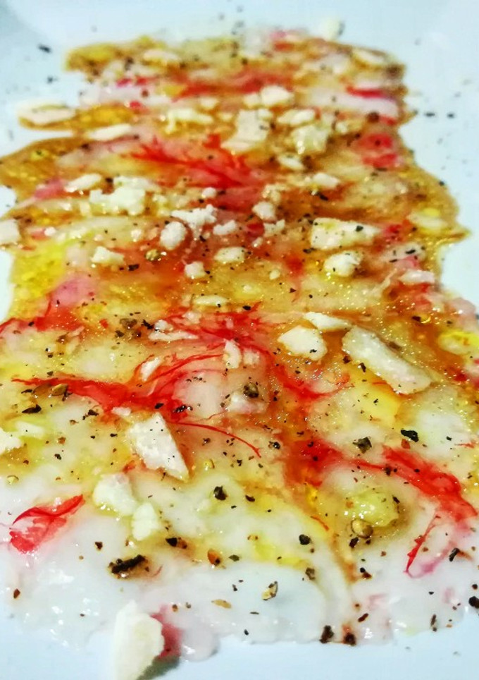 Una foto de Carpaccio de gamba roja con grana padano y salsa de soja