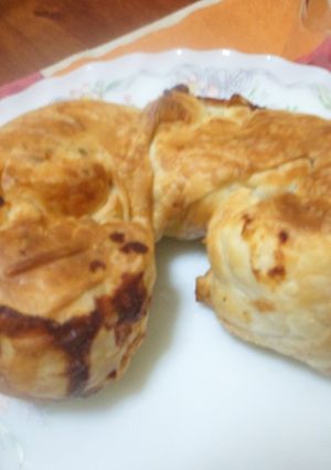 Una foto de Rollo de hojaldre con jamón y aceitunas