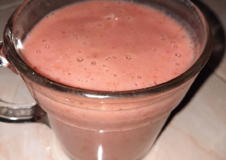 Langkah Mudah untuk Membuat Jus Diet Segarr (Pisang Mix tomat &amp; Strawberry tanpa Gula), Enak Banget