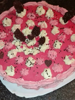 Una foto de Tarta de chocolate blanco y mousse de fresa