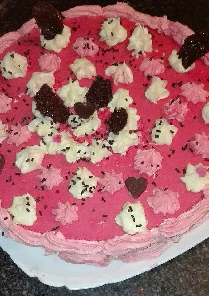 Una foto de Tarta de chocolate blanco y mousse de fresa
