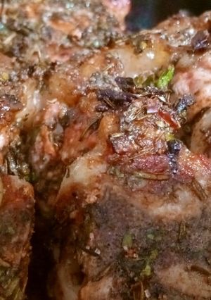Una foto de Cordero al horno con papas y verduras