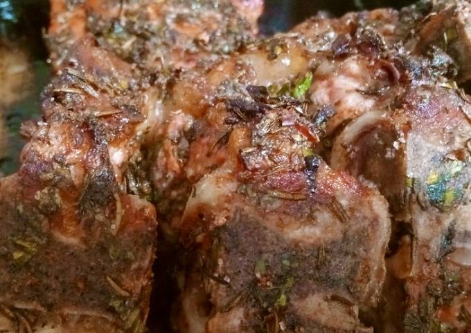 Pata de cordero con finas hierbas y verduras