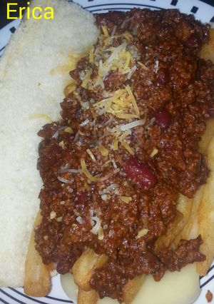 A picture of Chili french fries sandwich.