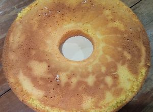 Una foto de Pan/Pastel de elote con salsa de rompope 🍞🌽