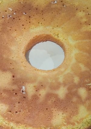 Una foto de Pan/Pastel de elote con salsa de rompope 🍞🌽