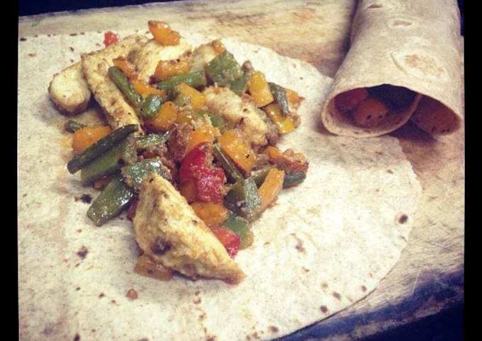Healthy chicken and bell pepper burrito