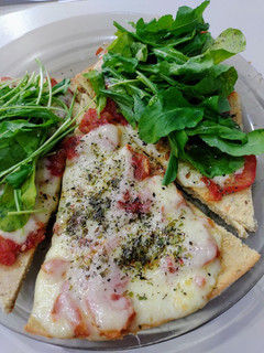 Una foto de Pizza con masa de harina de garbanzos, saludable y espectacular