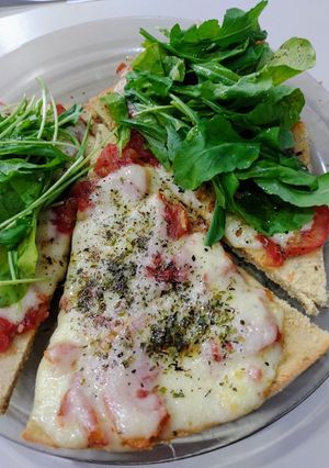 Una foto de Pizza con masa de harina de garbanzos, saludable y espectacular