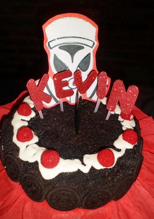 Una foto de Torta en rojo y negro