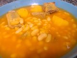 Alubias blancas con costilla y patatas