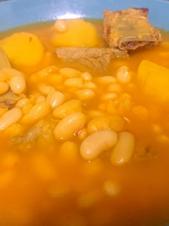 Una foto de Alubias blancas con costilla y patatas