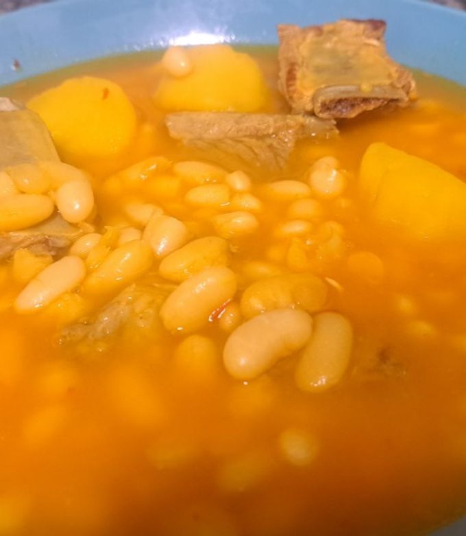 Foto principal de Alubias blancas con costilla y patatas