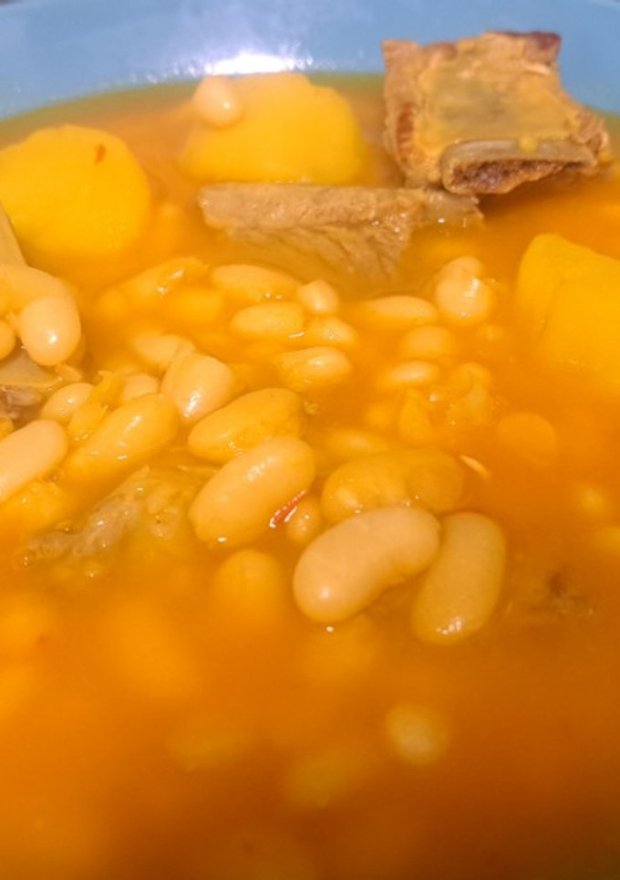 Una foto de Alubias blancas con costilla y patatas