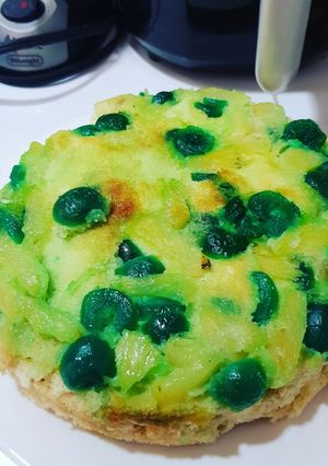 Una foto de Panetela de piña y guindas