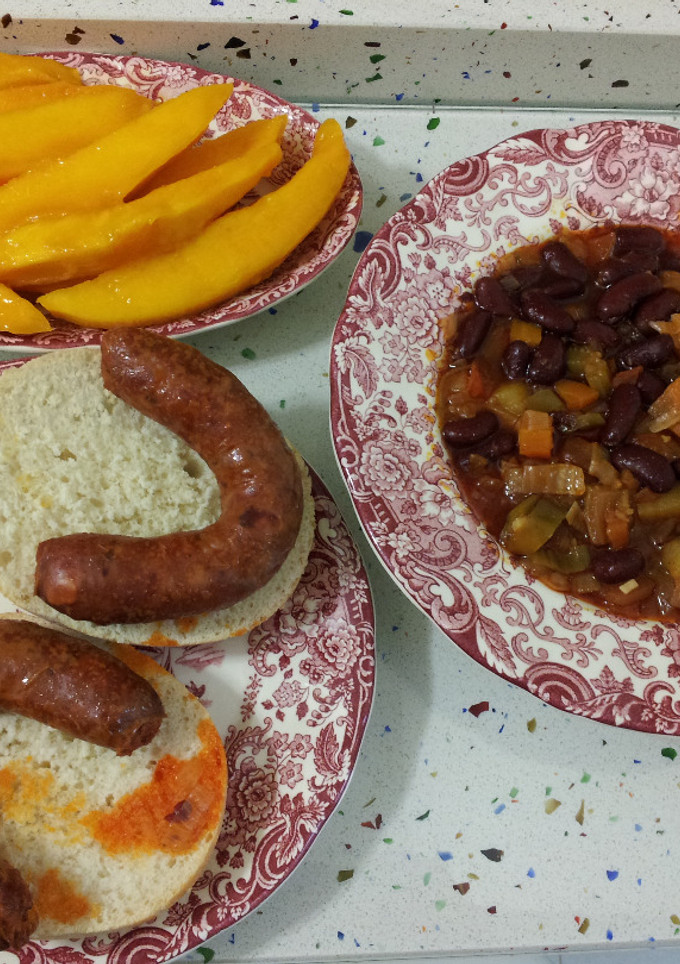 Una foto de Alubias rojas con verduras y chorizo ibérico