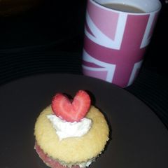 A picture of Valentine Vicky Sponge Cupcakes.