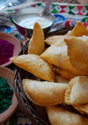 गुजिया (Gujiya recipe in Hindi) रेसिपी मुख्य फोटो