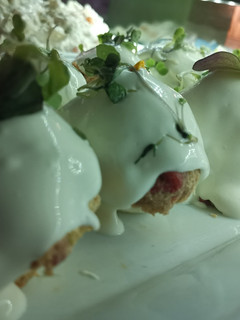 Una foto de Huevos rellenos de pimientos piquillo