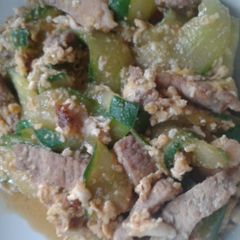 A picture of Pad Tang, stir fry pork with cucumber.