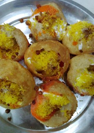 A picture of Dahi batata puri.