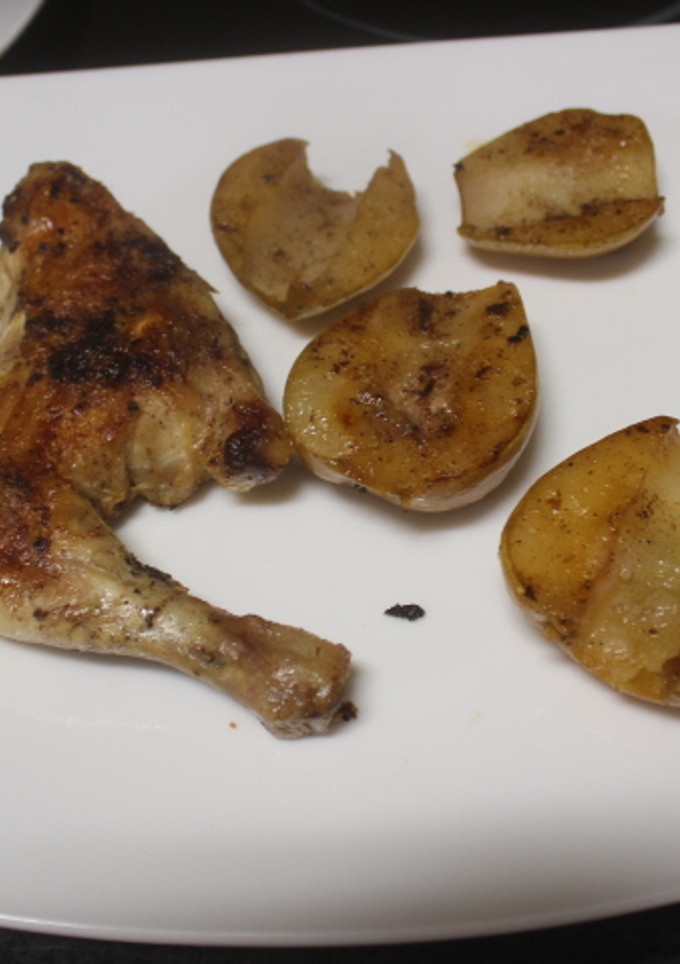 Una foto de Contramuslos de pollo con patatas al grill doble con curry