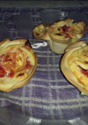 Una foto de Canastitas de Jamón, Queso y Tomate